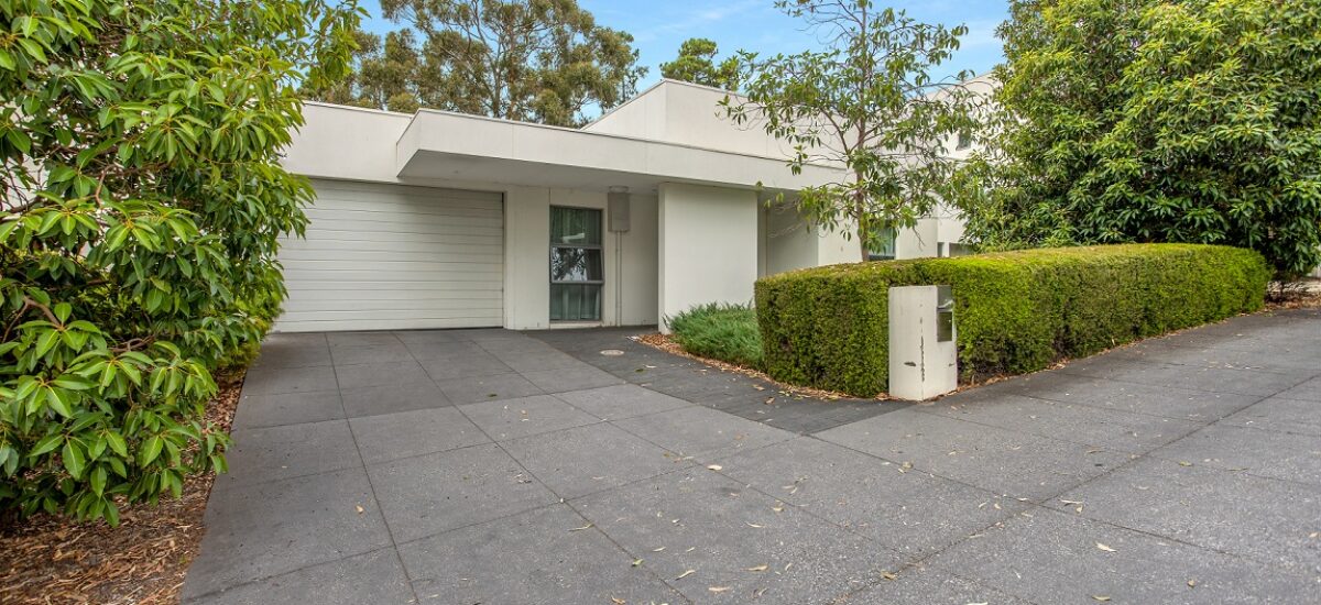An SDA house in Kew in a quiet street surrounded by greenery